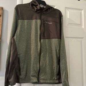 Men’s full zip hooded jacket. 100% polyester. Army green tweed and solid